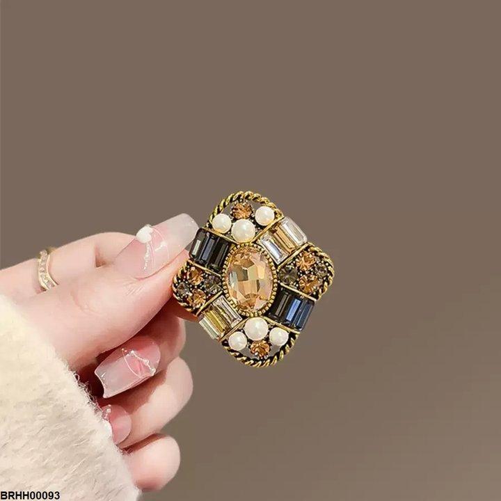 Oval Pearl Broach