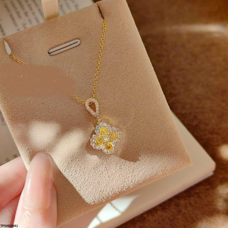 Four Leaf Clover Zircon Pendant